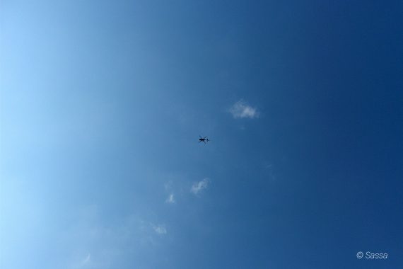 Naturschauspiel Hubschrauber am Himmel