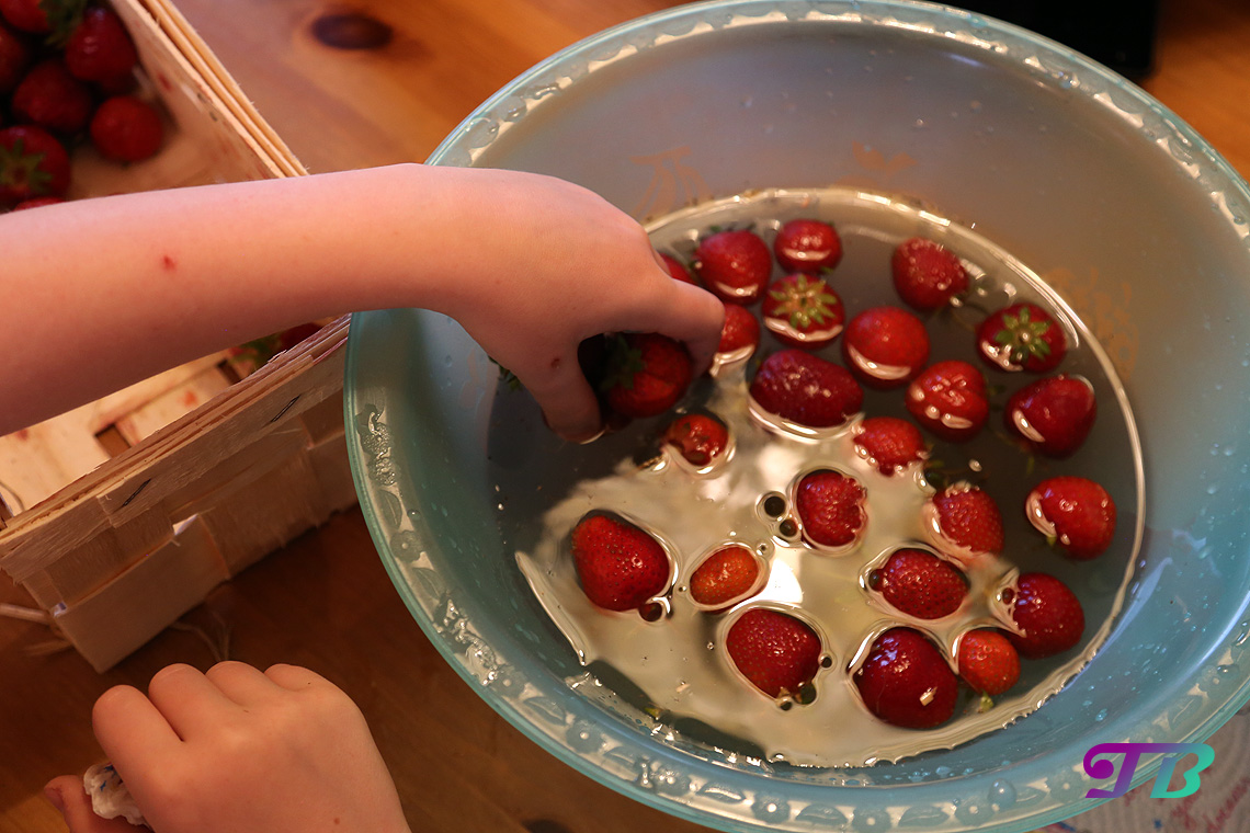 Erdbeeren in Schüssel waschen