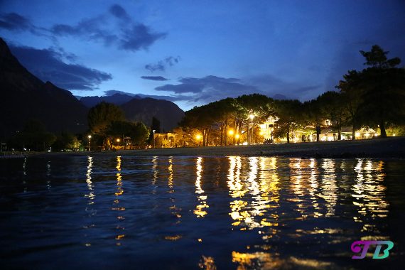 Italien Gardasee Riva Strand Abend Beleuchtung