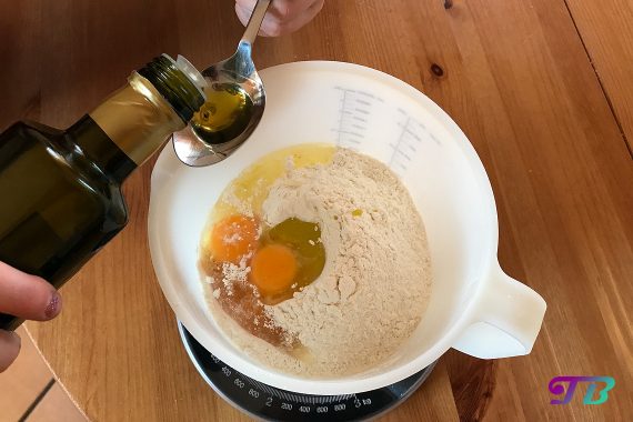 Weltnudeltag DIY Nudeln Olivenöl hinzufügen