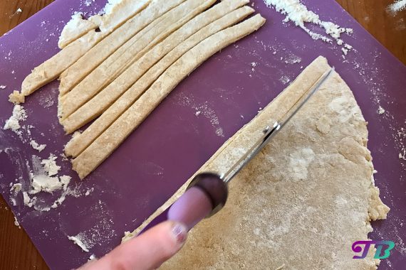 Weltnudeltag DIY Nudeln Teig mit Pizzaroller schneiden