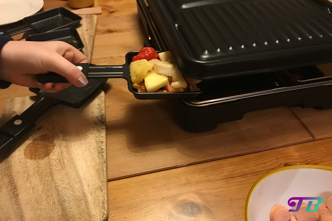 DIY Raclette Pfännchen reinschieben