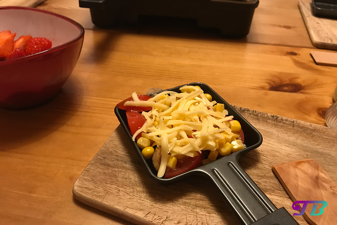 DIY Raclette Pfännchen befüllt und Käse drübergetreut