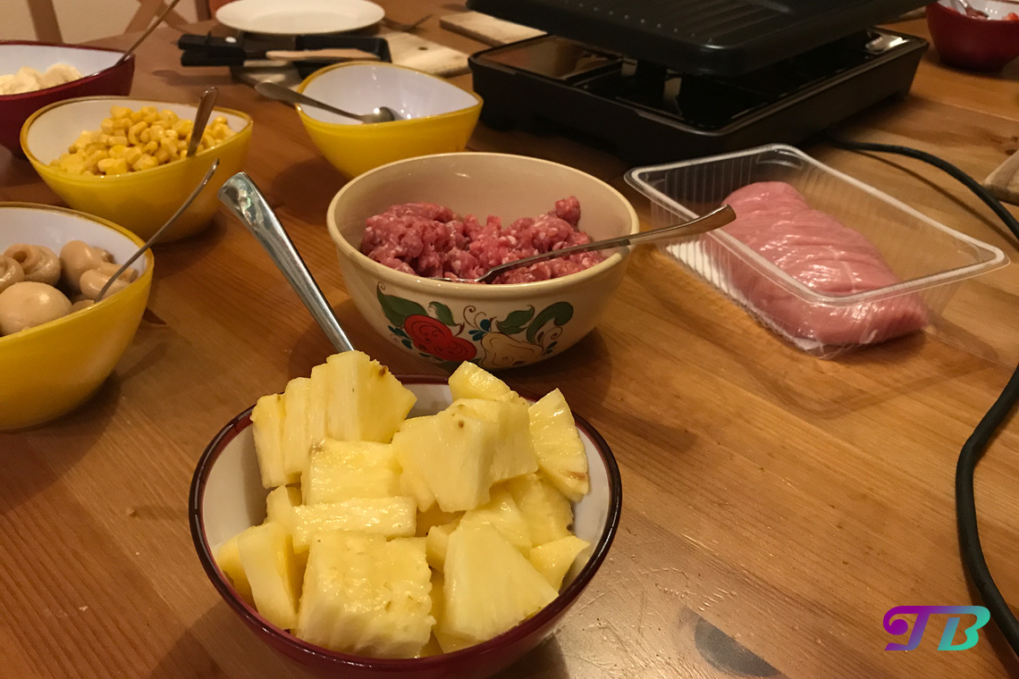 DIY Raclette Zutaten Ananas, Hackfleisch, Hähnchenfleisch