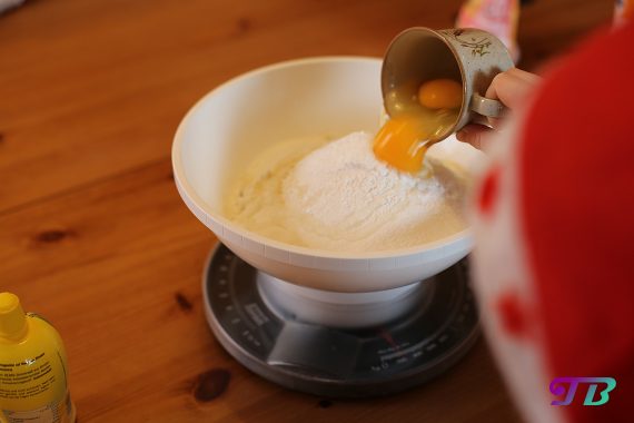 DIY Plätzchen Butterplätzchen Ei hinzufügen