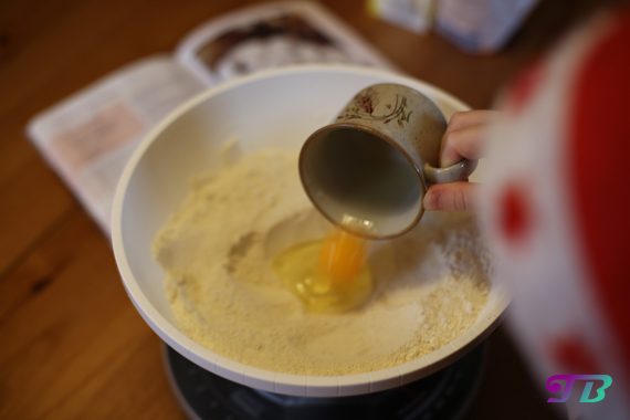 DIY Plätzchen Vanillekipferl Ei hinzufügen