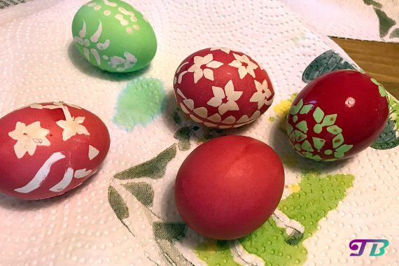 Ostern Eier färben malen Kaltfarben satte Farben