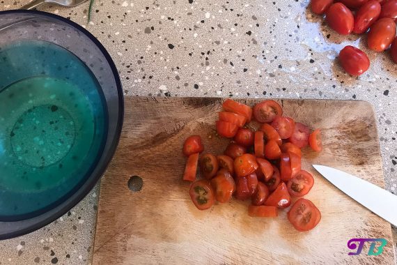 Aufstrich Tomaten Gurke Frischkäse schneiden
