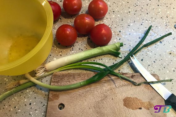 Bruschetta Tomaten Frühlingszwiebeln schneiden
