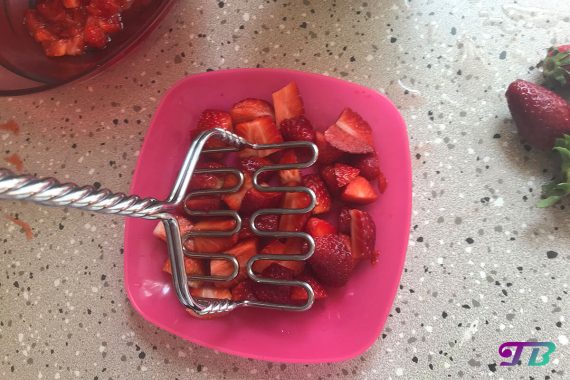 Erdbeer-Joghurt DIY Früchte stampfen