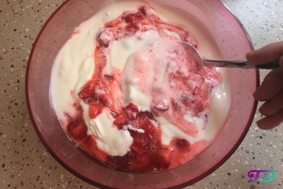 Erdbeer-Joghurt DIY Zutaten verrühren