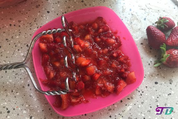 Erdbeer-Joghurt DIY Früchte zerkleinern