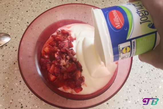 Erdbeer-Joghurt DIY Joghurt hinzufügen