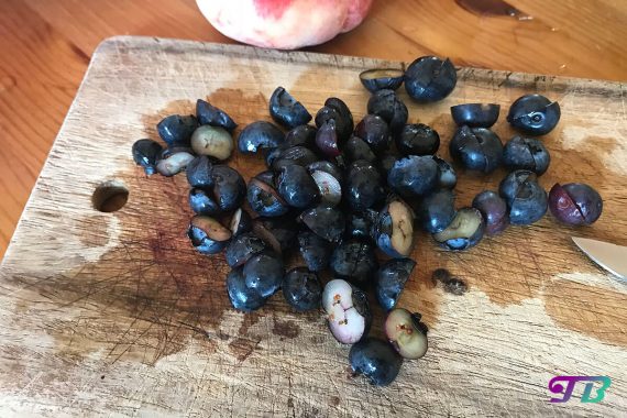 Obstsalat Heidelbeeren Blaubeeren halbieren