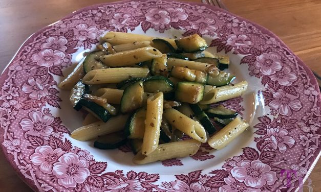 In Olivenöl gebratene Zucchini mit Nudeln – schnell, gesund und lecker
