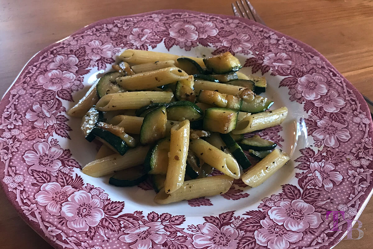 In Olivenöl gebratene Zucchini mit Nudeln – schnell, gesund und lecker