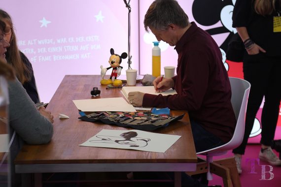 GLOW by dm Berlin 2018 Disney Minnie Mickey Mouse Zeichner