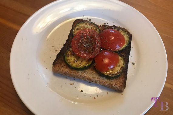 Toast überbacken Tomate Zucchini Basilikum