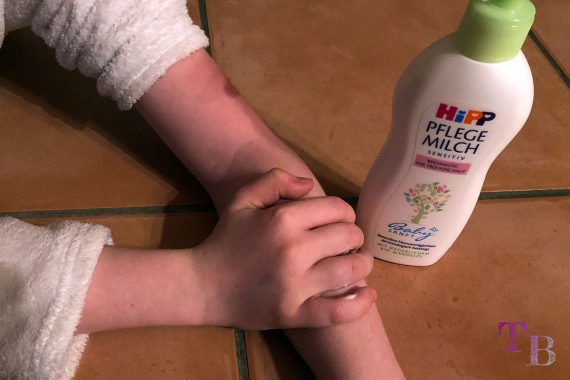 HiPP Babysanft Pflegemilch trockene Haut Feuchtigkeit Pflege auftragen