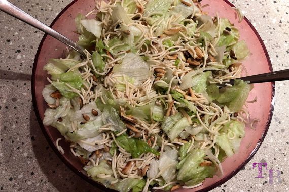 China Nudeln Eisbergsalat Salat fertig