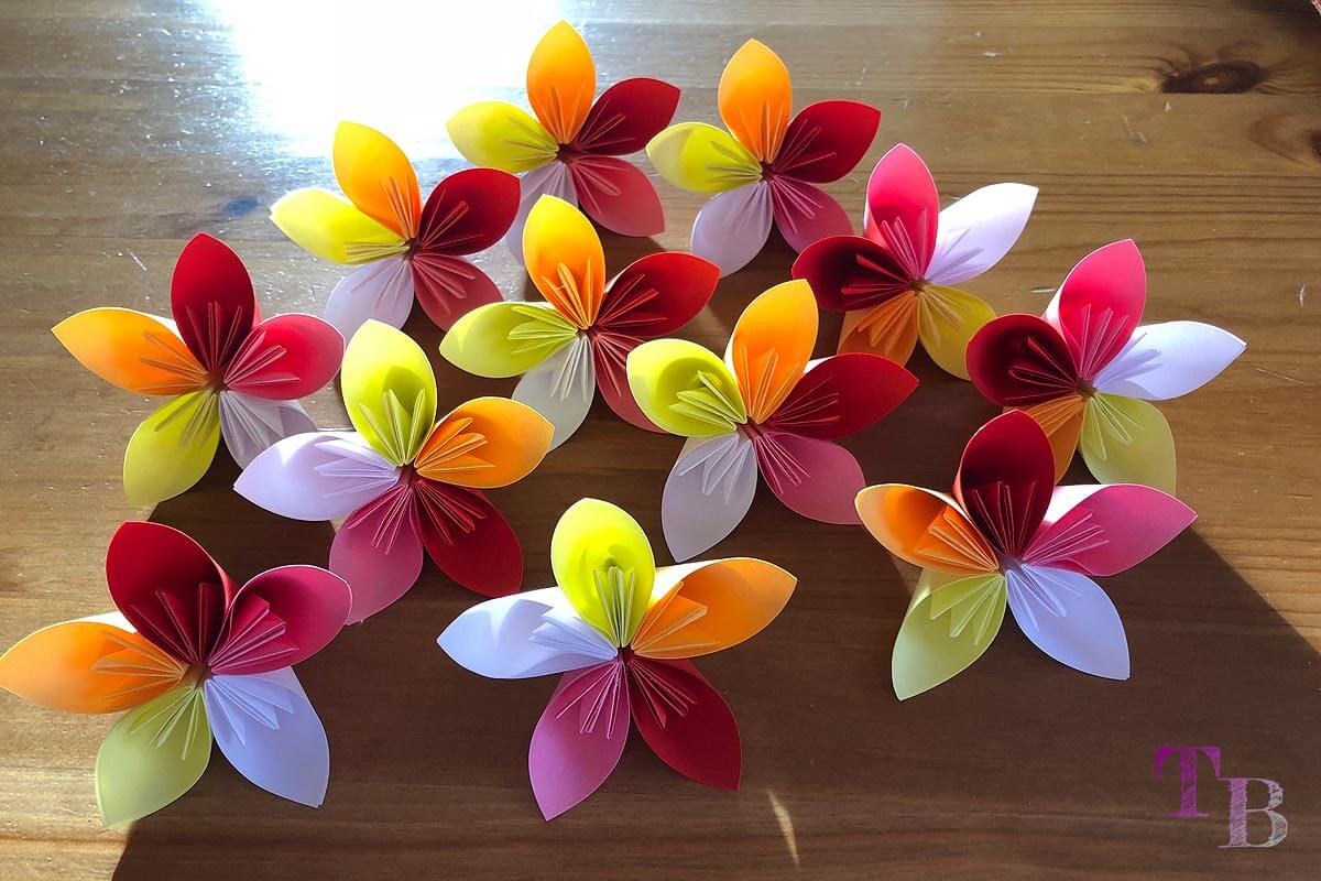 DIY Blumen aus quadratischem Papier – dekorativ und einfacher Bastelspaß mit Kindern