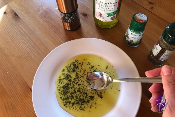 Olivenöl Kräuter Pfeffer mischen
