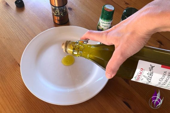 Olivenöl auf Teller geben