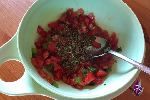 Tomaten Lauchzwiebeln Kräuter mischen