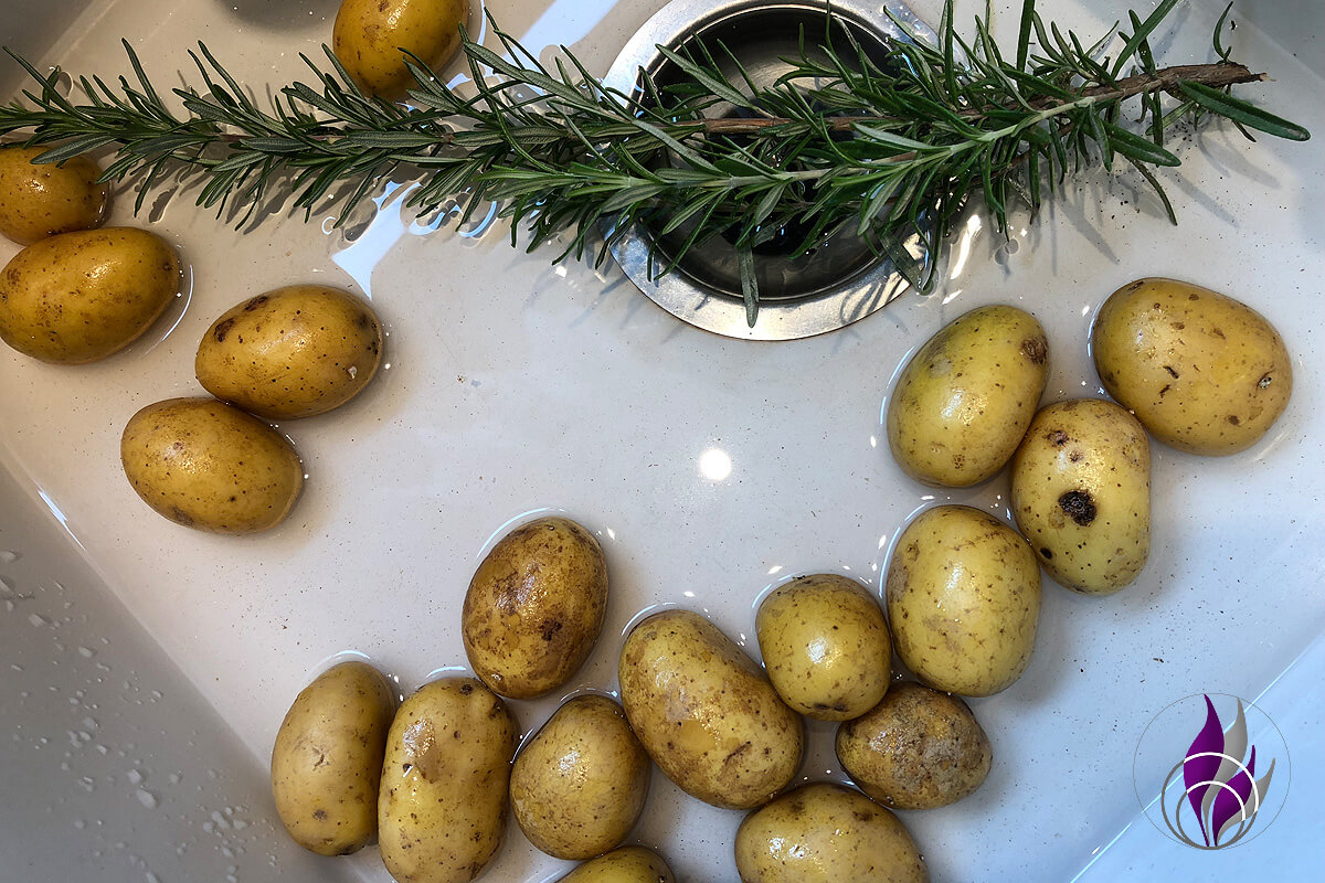Kartoffeln Rosmarin waschen