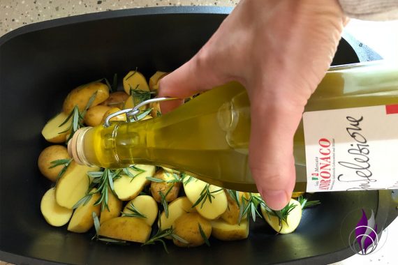 Olivenöl über Kartoffeln Rosmarin