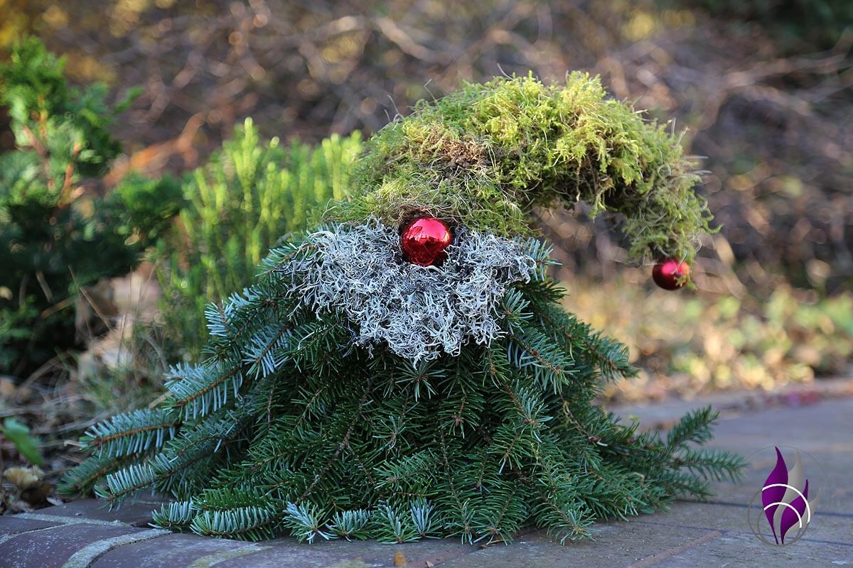 DIY Wichtel aus Moos und Fichtenzweigen – schöne Dekoidee zu Weihnachten