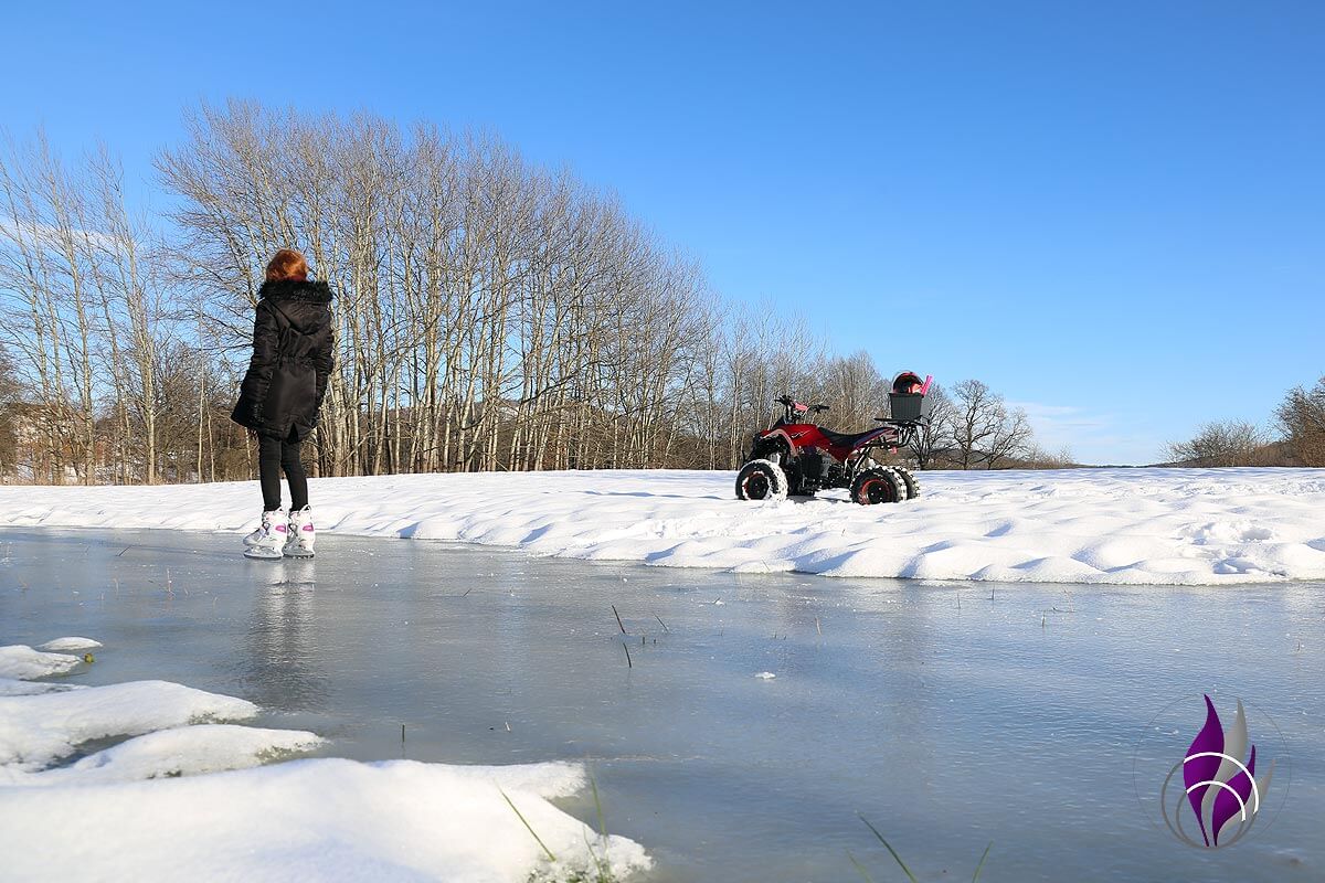 fun4family Winter Wonderland E-Quad Schlittschuh laufen Eislaufen