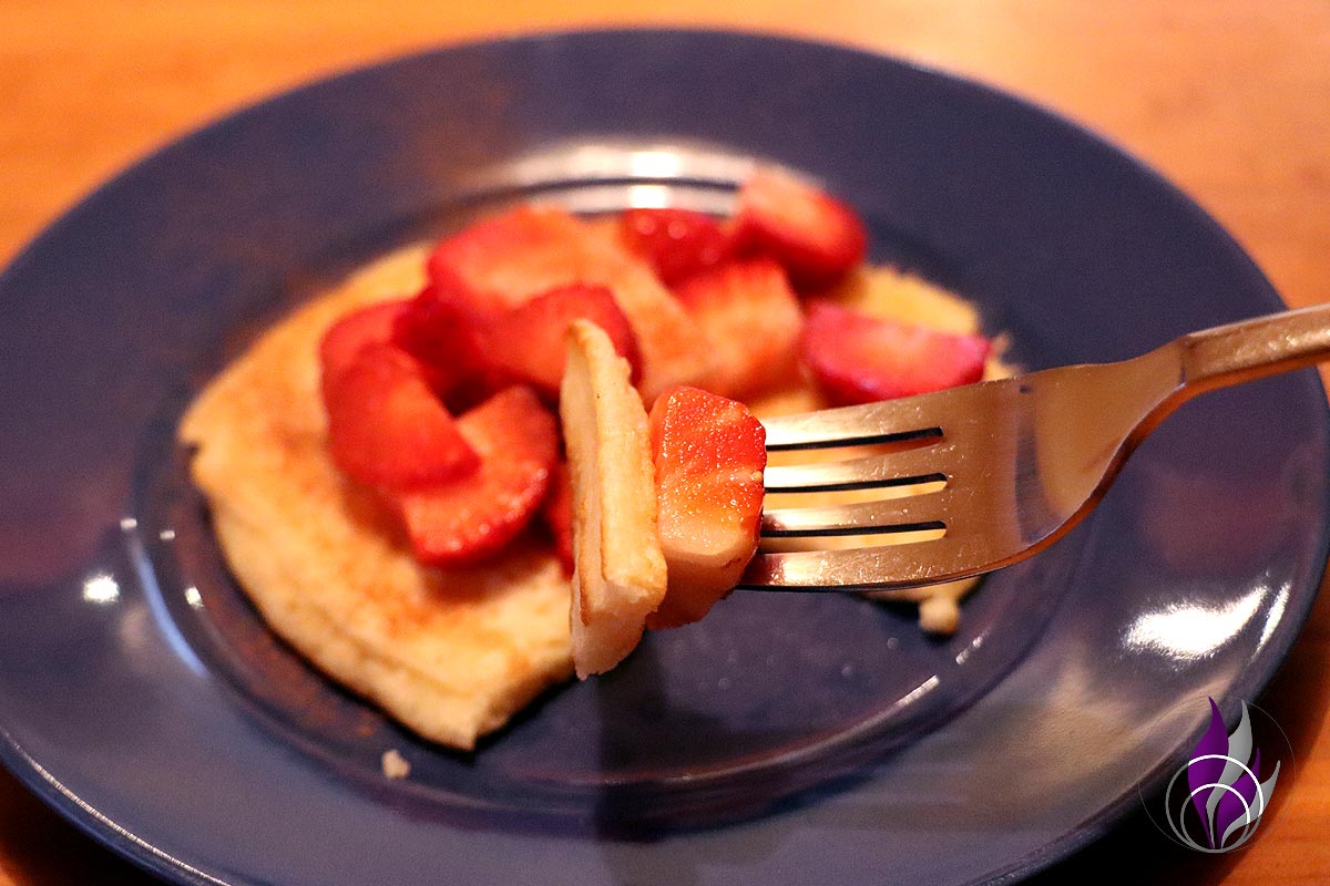 fun4family zuckerfreie Pancakes mit Erdbeeren genießen