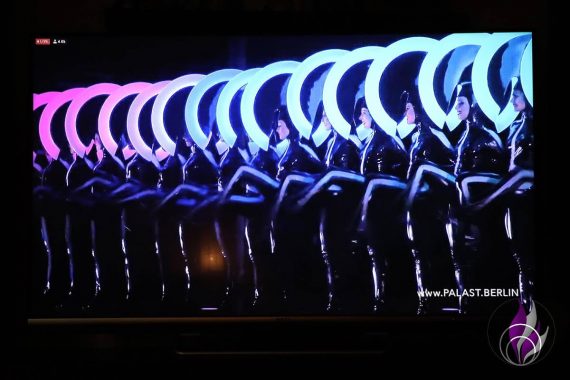 VIVID Grand Show Livestream Reihe Tänzerinnen Lichteffekte