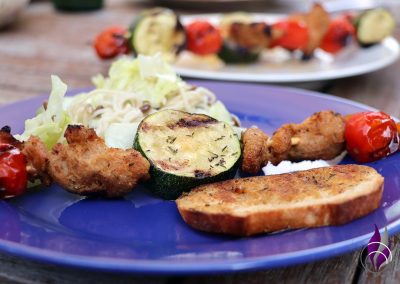 Veganer Grillspieß mit Soja-Medaillons, Zucchini und Tomaten