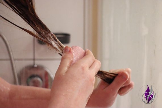 Blumenmädchen feste Haarpflege Shampoo Bar anwenden fun4family