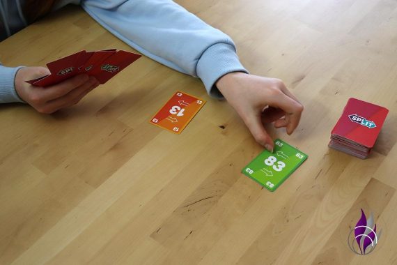 Split Kartenspiel Spielrunde Stapel legen fun4family