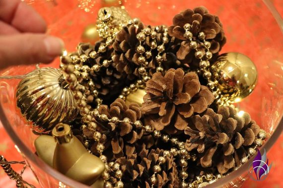 Weihnachtliche Vase Zapfen Weihnachtsschmuck Perlenkette fun4family