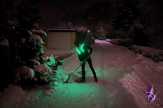 StreetGlow LED Leuchtweste Easypix Schnee schieben vorne fun4family
