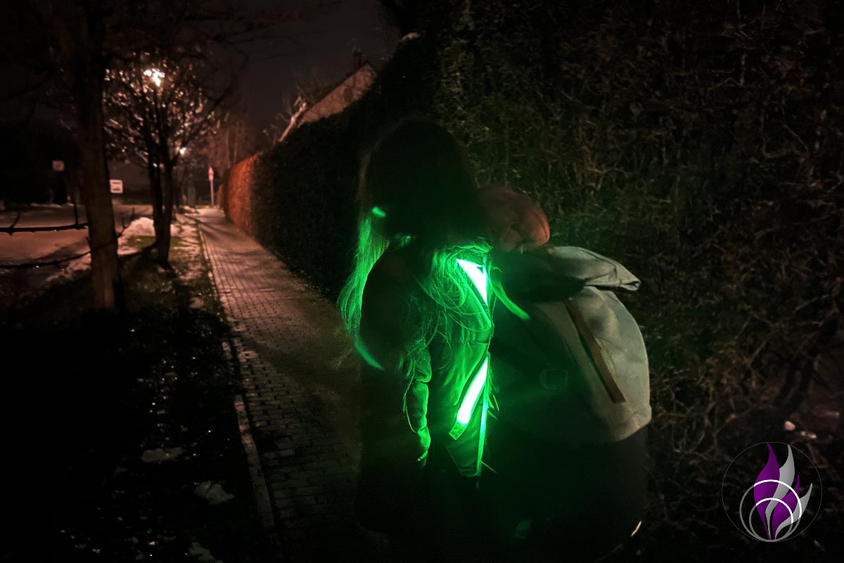 StreetGlow Easypix LED Leucht Weste Kinder Schulweg sicher fun4family