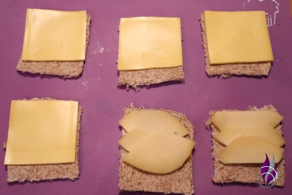 Toast-Rolls Toast mit Käsescheiben belegen fun4family