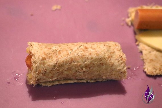 Toast-Röllchen mit vegetarischen Würstchen und Käse gefüllt aufgerollt fun4family