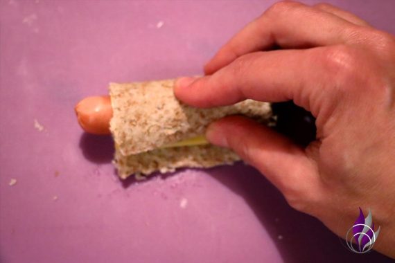 Vegetarischen Würstchenin Käse-Toast einrollen und Rand festdrücken fun4family