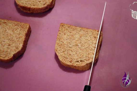 Vegetarische Würstchen-Käse-Toast-Röllchen Rand entfernen fun4family