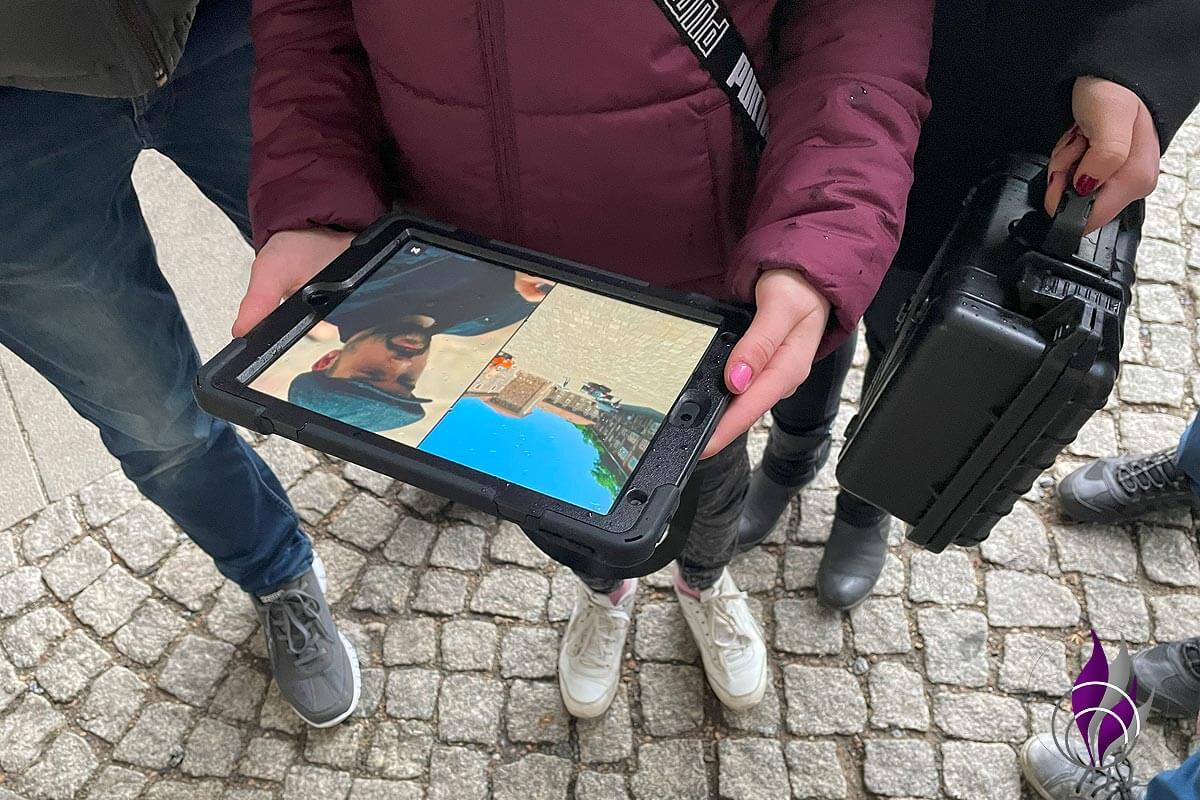 Epic Escape Dresden Outdoor Game Botschaft Tablet fun4family