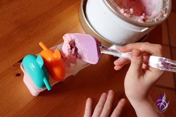 Kirsch-Banane-Joghurt-Eis DIY Stieleis Förmchen füllen funfamily