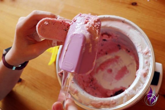 Kirsch-Banane-Joghurt-Eis DIY Stieleis Förmchen befüllen 2 funfamily