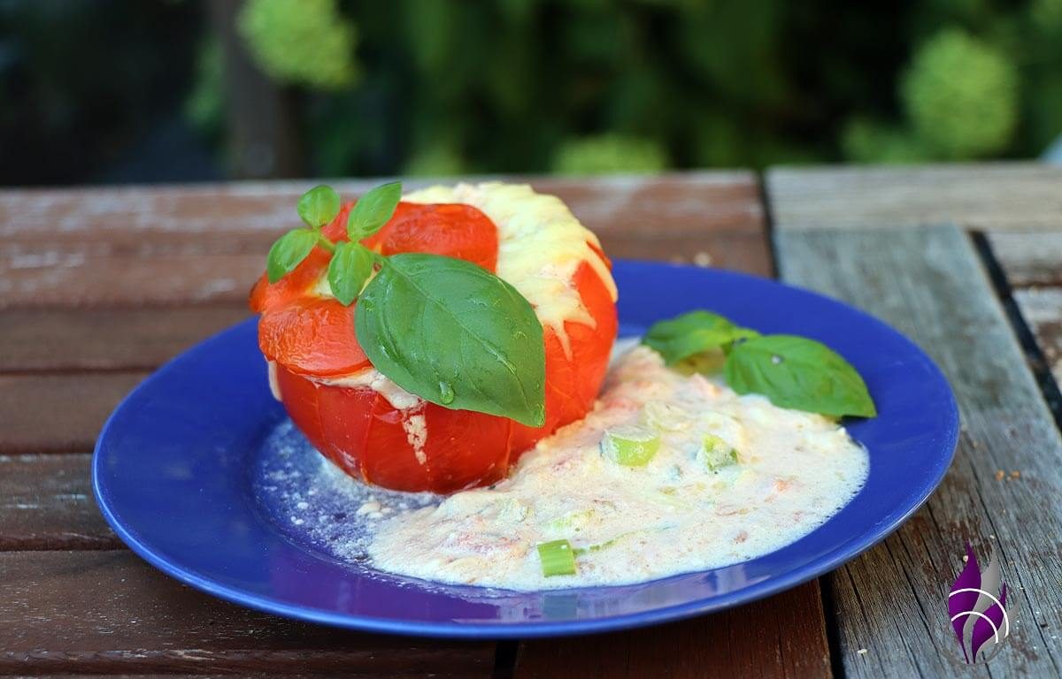 Vegetarisch gefüllte Tomaten mit Crème Fraîche
