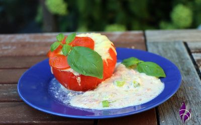 Vegetarisch gefüllte Tomaten mit Crème Fraîche, Lauchzwiebel & Kräuter