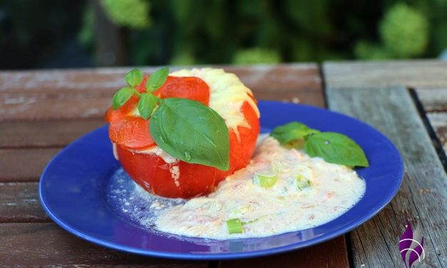 Vegetarisch gefüllte Tomaten mit Crème Fraîche, Lauchzwiebel & Kräuter